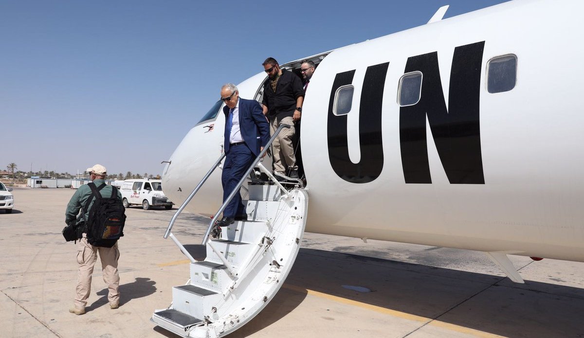Un aereo delle Nazioni Unite sbarca personale della missione UNSMIL in Libia.