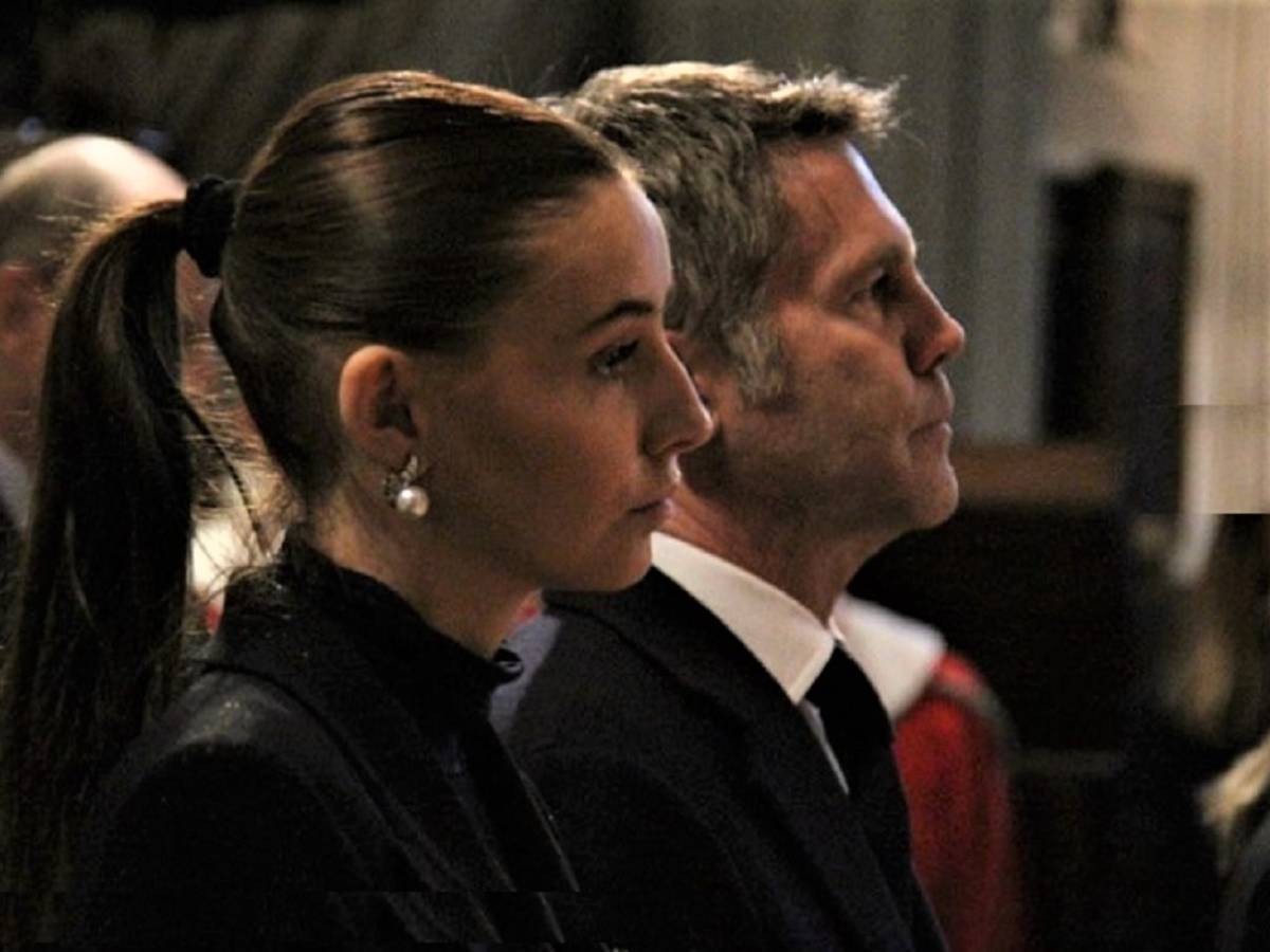 Emanuele Filiberto e sua figlia Vittoria durante una cerimonia nel 2023. Ora sono loro il presente e il futuro di Casa Savoia.