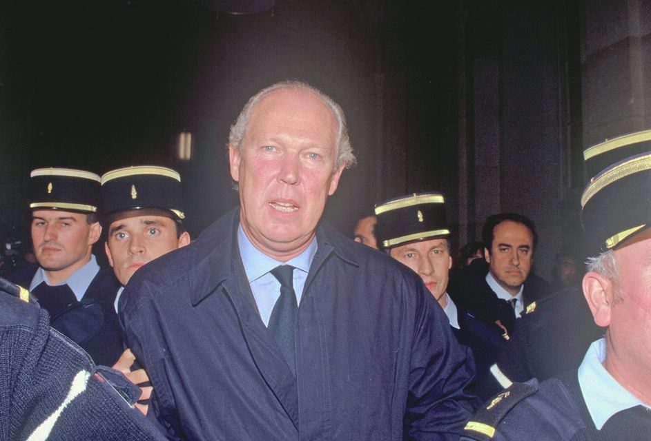 Vittorio Emanuele scortato dai gendarmi francesi nel 1991, durante il processo per i fatti dell'Isola di Cavallo.