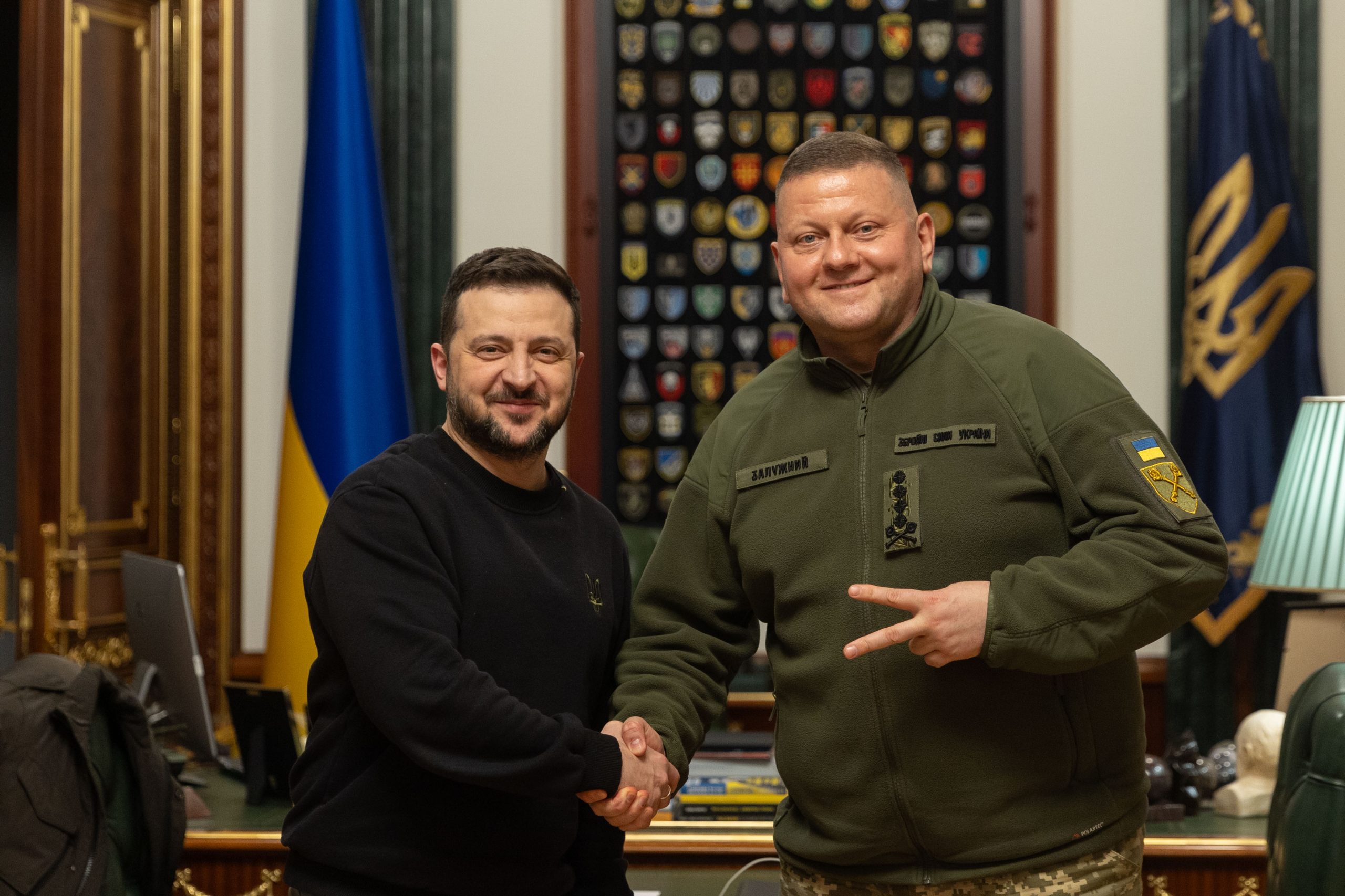 Una stretta di mano fra il presidente ucraino Volodymyr Zelensky e l'allora comandante in capo delle Forze armate Valery Zaluzhny