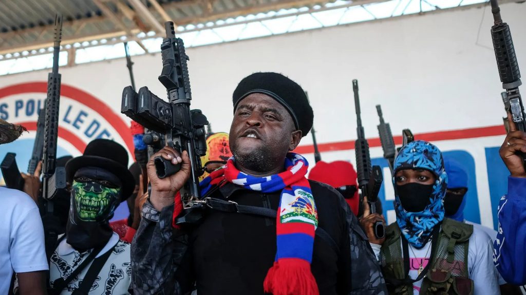 Il leader delle gang criminali di Haiti Jimmy "Barbecue" Chérizier imbraccia un fucile