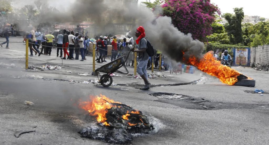 Pneumatici in fiamme in una strada di Port au Prince, devastata dalla violenza e dagli assalti delle gang criminali