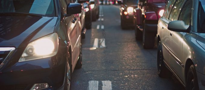 Automobili in fila nel traffico