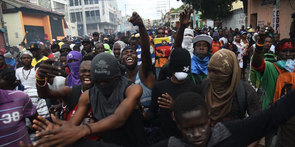 Manifestanti affollano le strade di Port au Prince durante le proteste contro il governo di Haiti