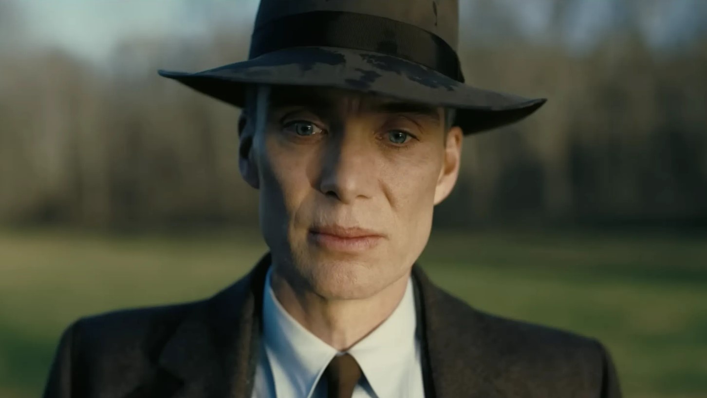 Cillian Murphy nel ruolo di Oppenheimer in una scena del film.