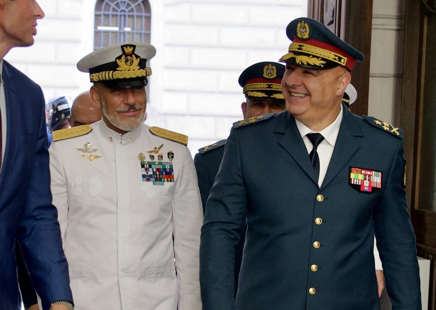 Il Capo di Stato Maggiore della Difesa, ammiraglio Giuseppe Cavo Dragone (a sinistra), con l'omologo libanese, generale Joseph Kalil Aoun (a destra).