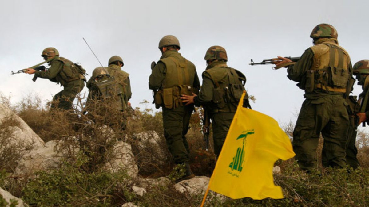 Miliziani di Hezbollah si addestrano nelle campagne del Libano.
