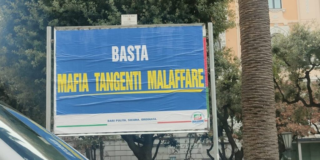 Uno dei manifesti di Forza Italia dopo l'inchiesta Codice Interno a Bari