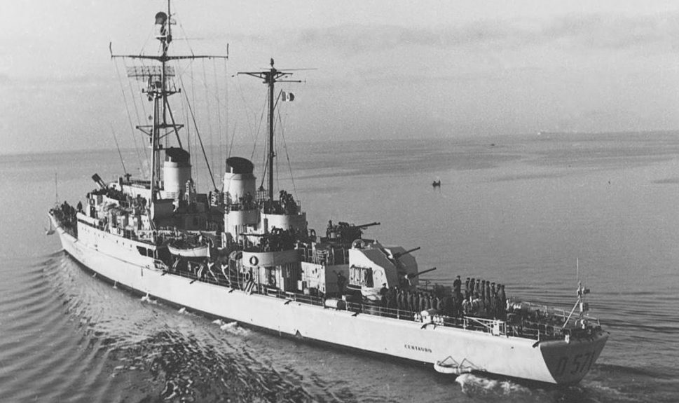 La fregata "Centauro" a fine anni '50. A poppa si nota l'impianto da 76 millimetri "Sovrapposto", il primo modello della OTO-Melara.