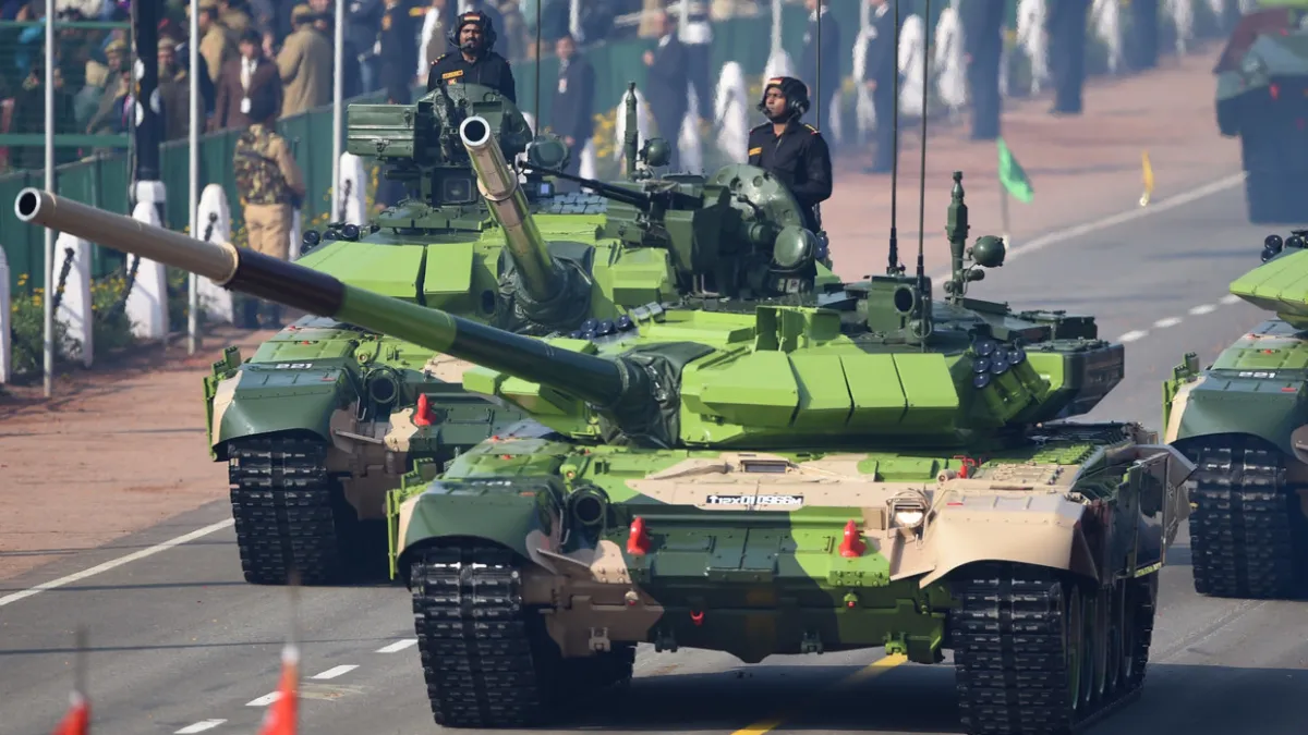 Carri armati T-90S in forza all'esercito indiano. Dopo anni di rinvii e problemi sul proprio tank, l'"Arjun", Nuova Delhi ha scelto di acquistare dalla Russia i moderni T-90.