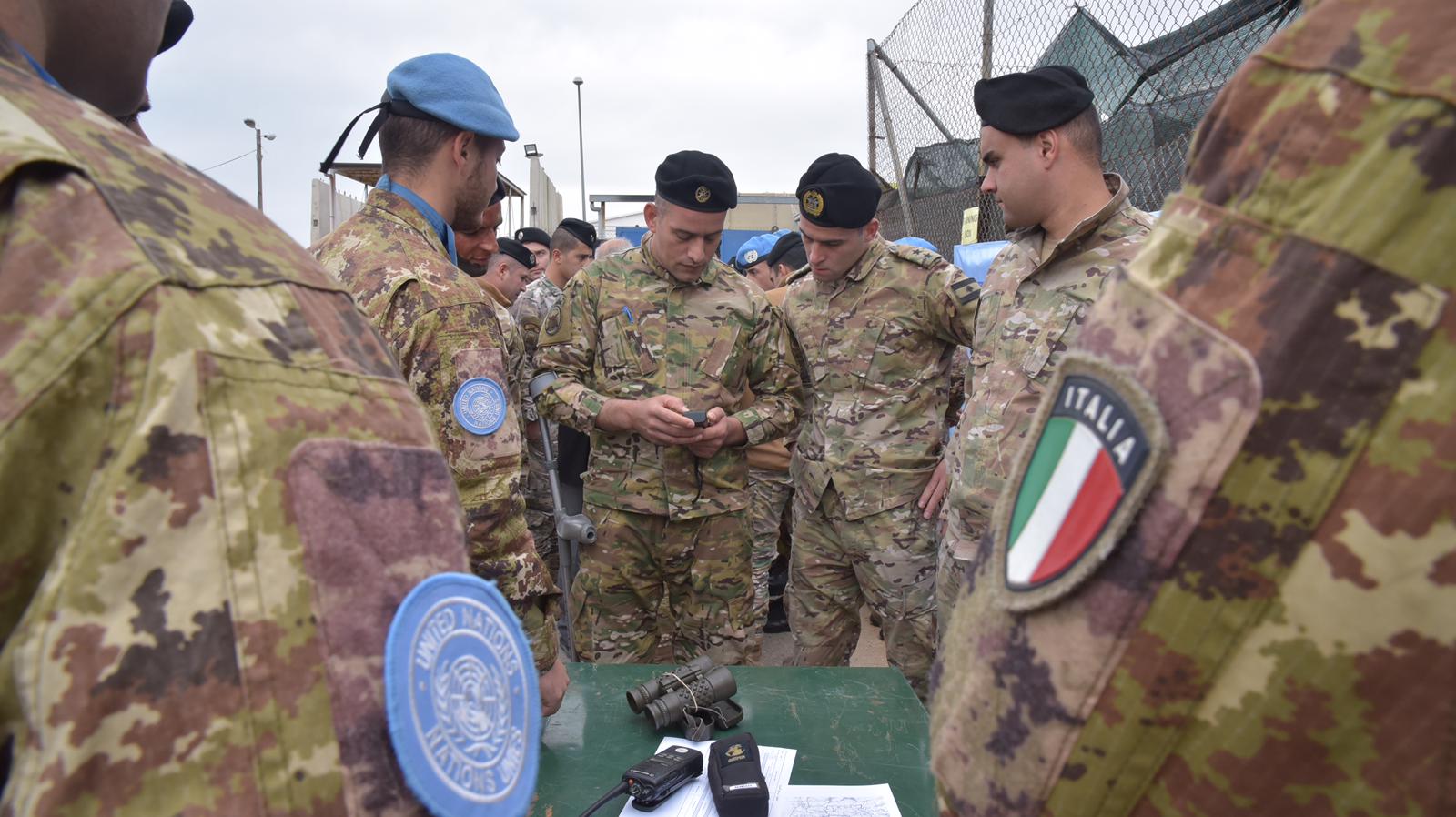 Militari italiani della missione UNIFIL addestrano i colleghi delle forze armate libanesi.