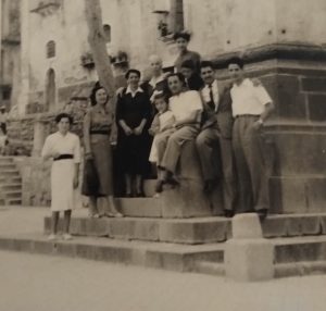 La famiglia Daniele pochi anni dopo la fine della guerra. Al centro, ...; Tina Daniele è la seconda persona partendo da sinistra