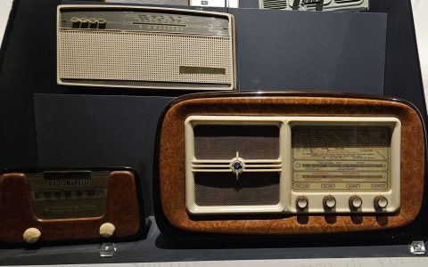Alcuni dei ricevitori radiofonici del Museo della Scienza.