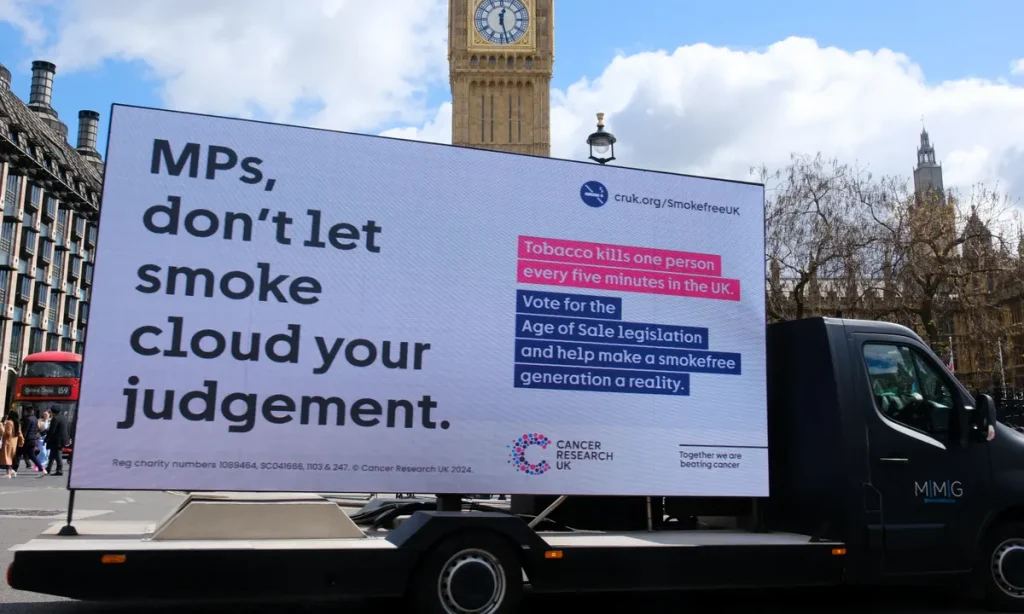 cartellone sul voto Gran Bretagna sigarette