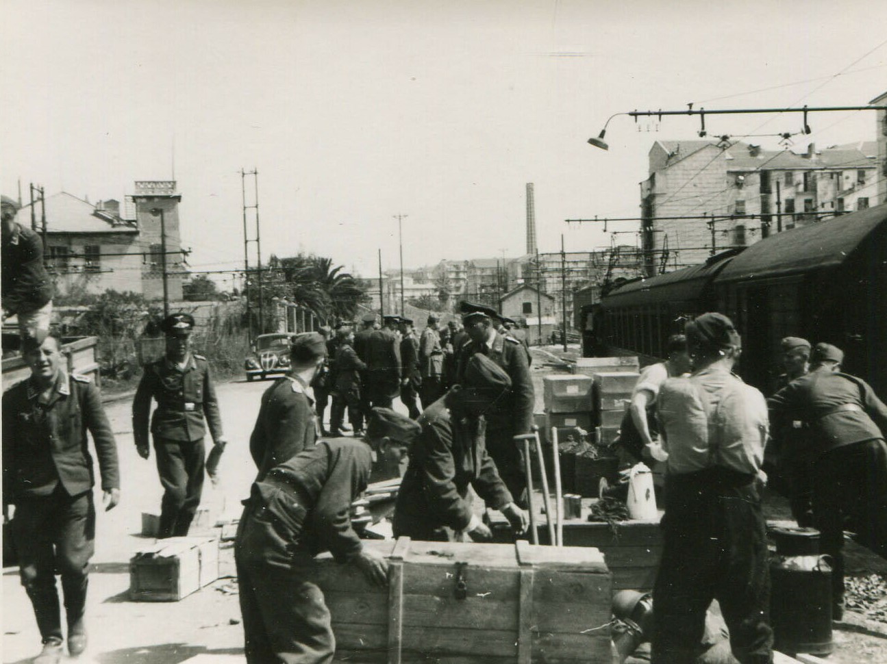 Militari della Luftwaffe (Aeronautica) tedesca arrivano a Savona nell'agosto 1943, per installare le batterie contraeree.