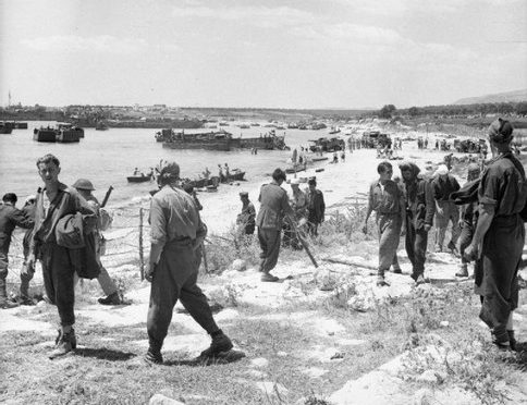 Il giorno dello sbarco alleato in Sicilia nella spiaggia Fontanebianche, ampia pianeggiante e scarsamente difesa; l'evento dà il via all'operazione Ladbroke