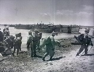 Un altro momento dello sbarco alleato a Fontanebianche, una spiaggia nei pressi di Siracusa