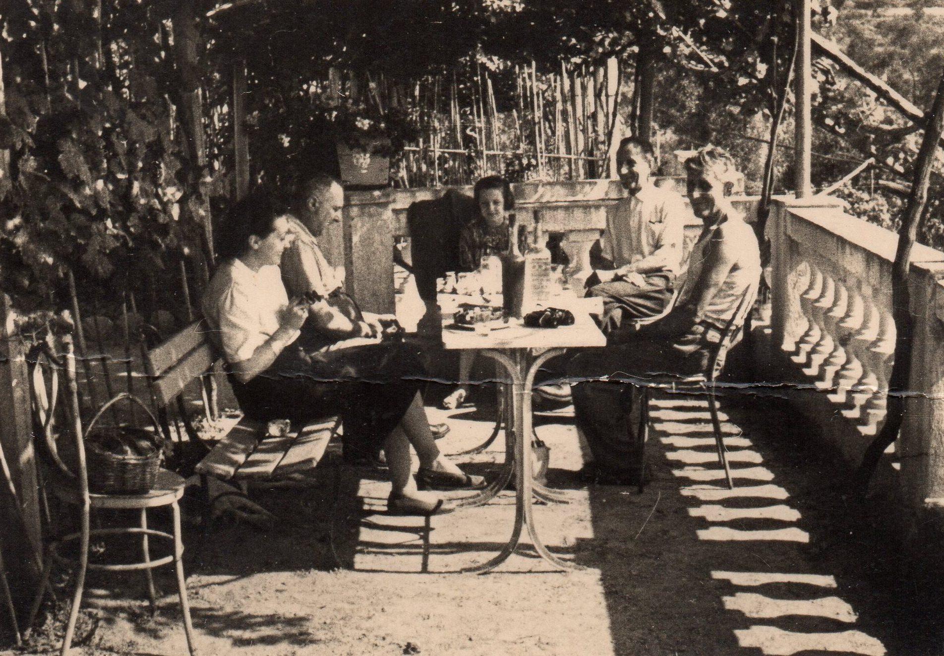 Il pergolato della casa della famiglia Nervi, in località Ranco a Savona, nei primi anni '50. FU in questa casa che i Panconi si nascosero quando Umberto (secondo da sinistra) divenne ricercato dai tedeschi.