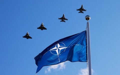 La bandiera della NATO, sorvolata da velivoli dell'Alleanza.