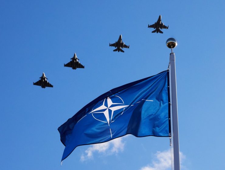La bandiera della NATO, sorvolata da velivoli dell'Alleanza.