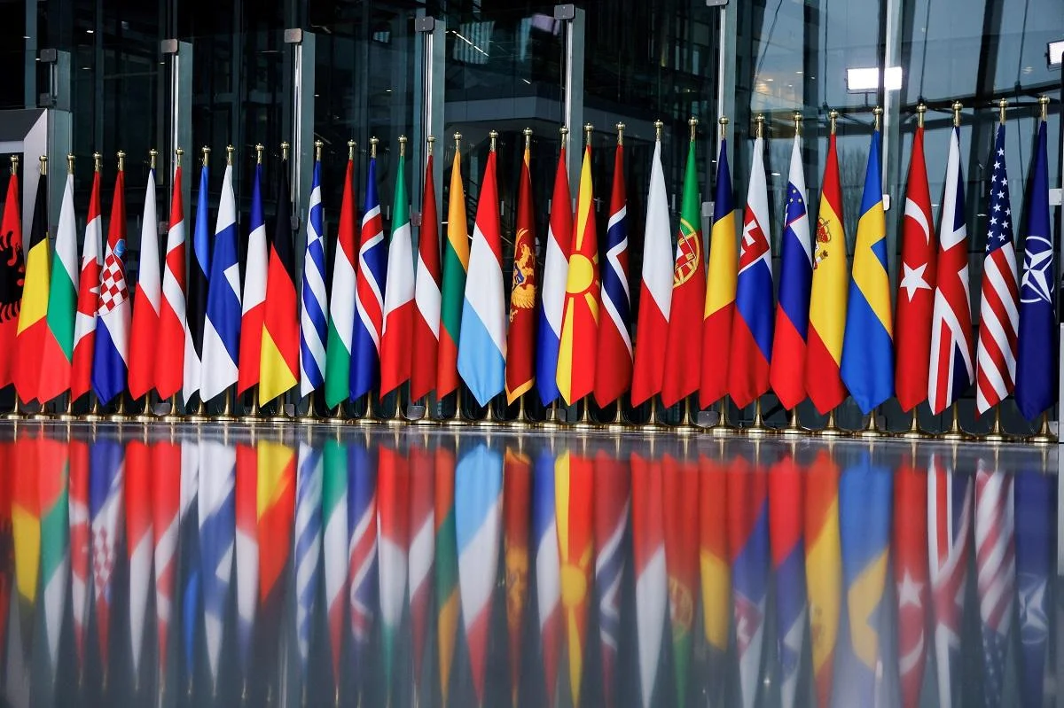 Le 32 bandiere dei Paesi NATO nella sede di Bruxelles dell'Alleanza.