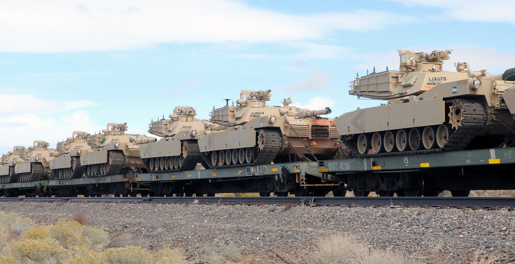 Un convoglio ferroviario trasporta carri armati M1 "Abrams" dell'esercito americano.