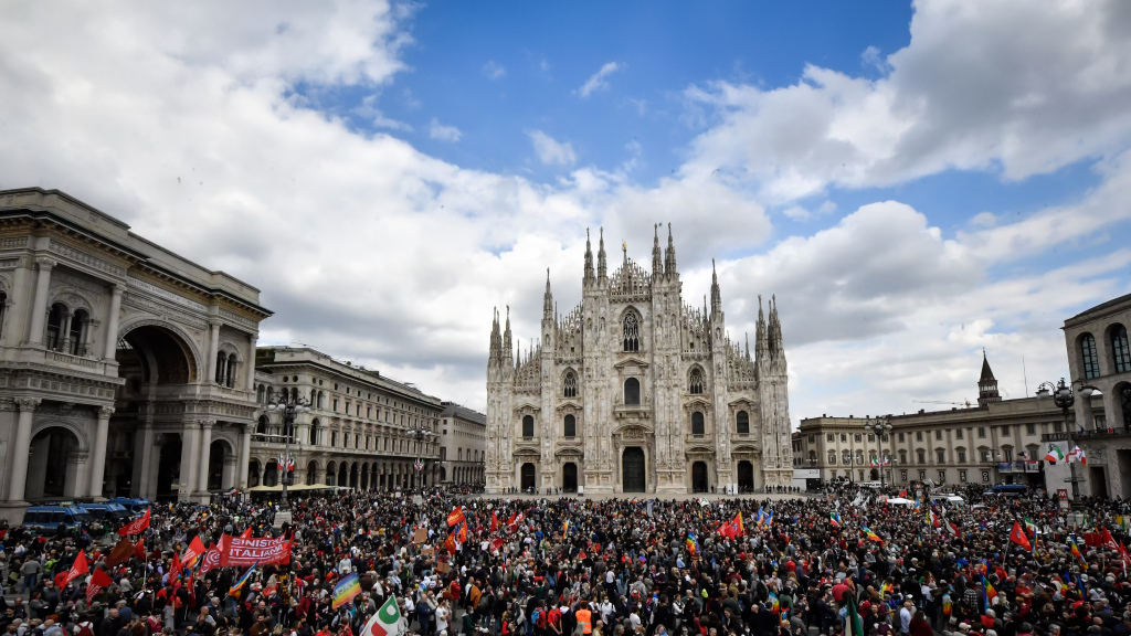 Milano, il 25 aprile più caldo. Le polemiche infiammano il corteo per