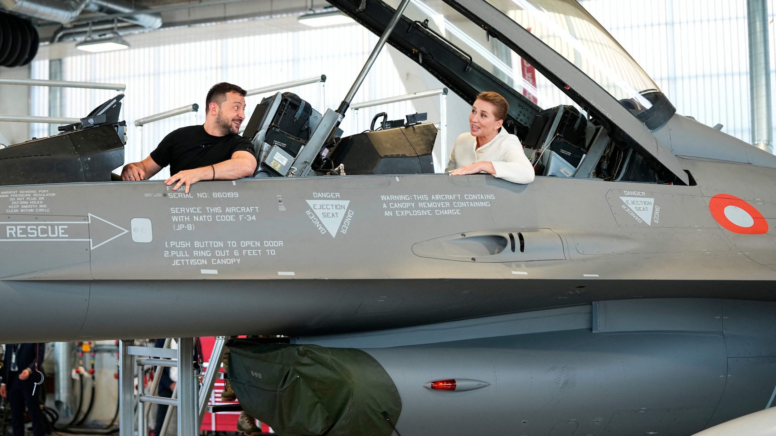 Il presidente ucraino Zelensky e la premier danese Mette Frederiksen a bordo di un F-16 dell'aviazione scandinava.