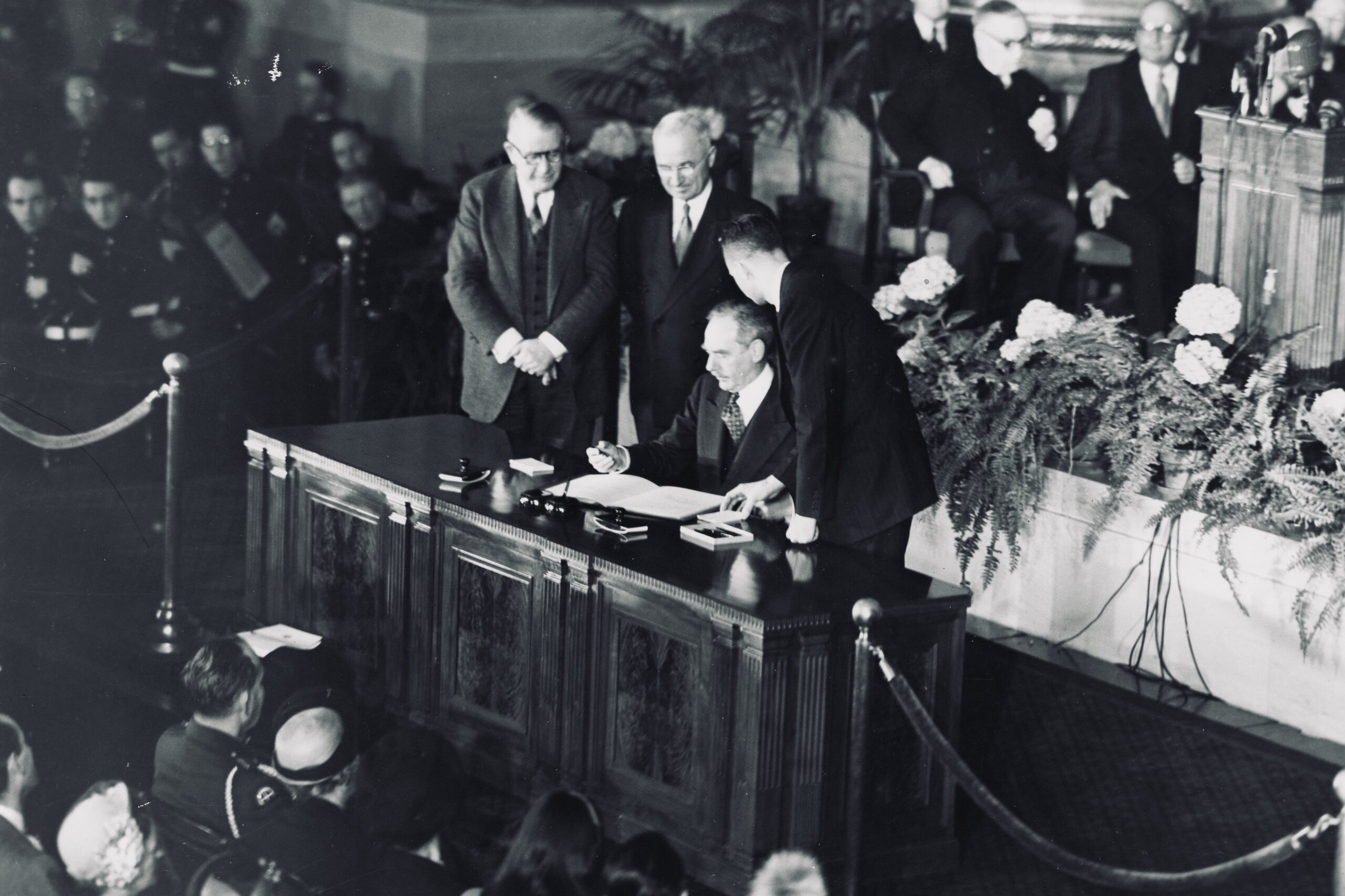 La firma dei trattati istitutivi della NATO nel 1949. In piedi, al centro, l'allora presidente americano Harry Truman.