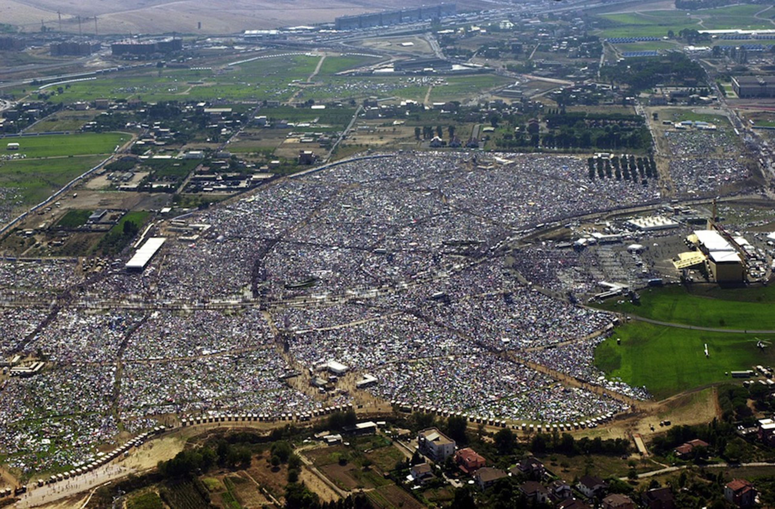 I partecipanti alla veglia di Tor Vergata della Giornata Mondiale della Gioventù ripresi dall'alto, 19 agosto 2000 (AP Photo/Plinio Lepri)