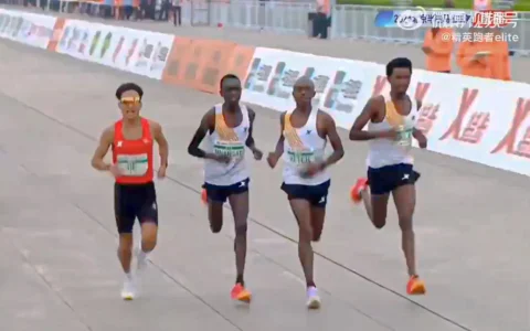 La discussa vittoria alla mezza maratona di Pechino
