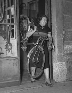 Alfonsina Strada esce dalla sua officina in Via Varesina 80 a Milano