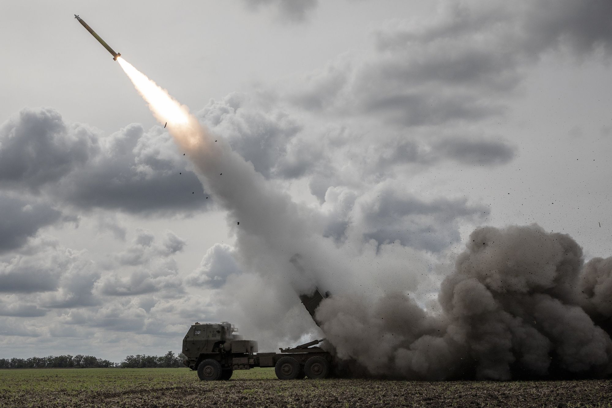 Il lancio di un missile a lungo raggio HIMARS da un veicolo donato all'Ucraina. Anche queste armi, come quasi tutte quelle a lunga gittata, hanno il divieto di colpire in Russia.