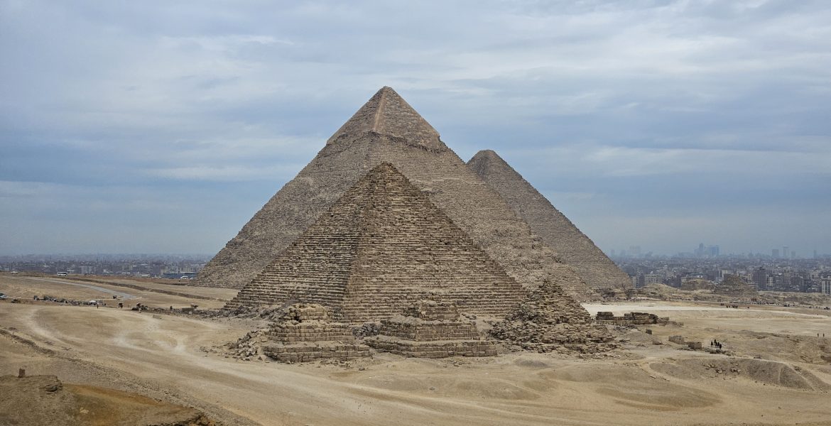 Le tre famose piramidi di Giza. Un tempo, al posto dei palazzi sulla destra, avremmo visto l'Ahramat Branch del Nilo.