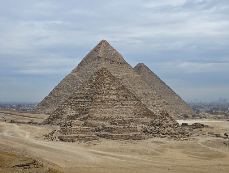 Le tre famose piramidi di Giza. Un tempo, al posto dei palazzi sulla destra, avremmo visto l'Ahramat Branch del Nilo.
