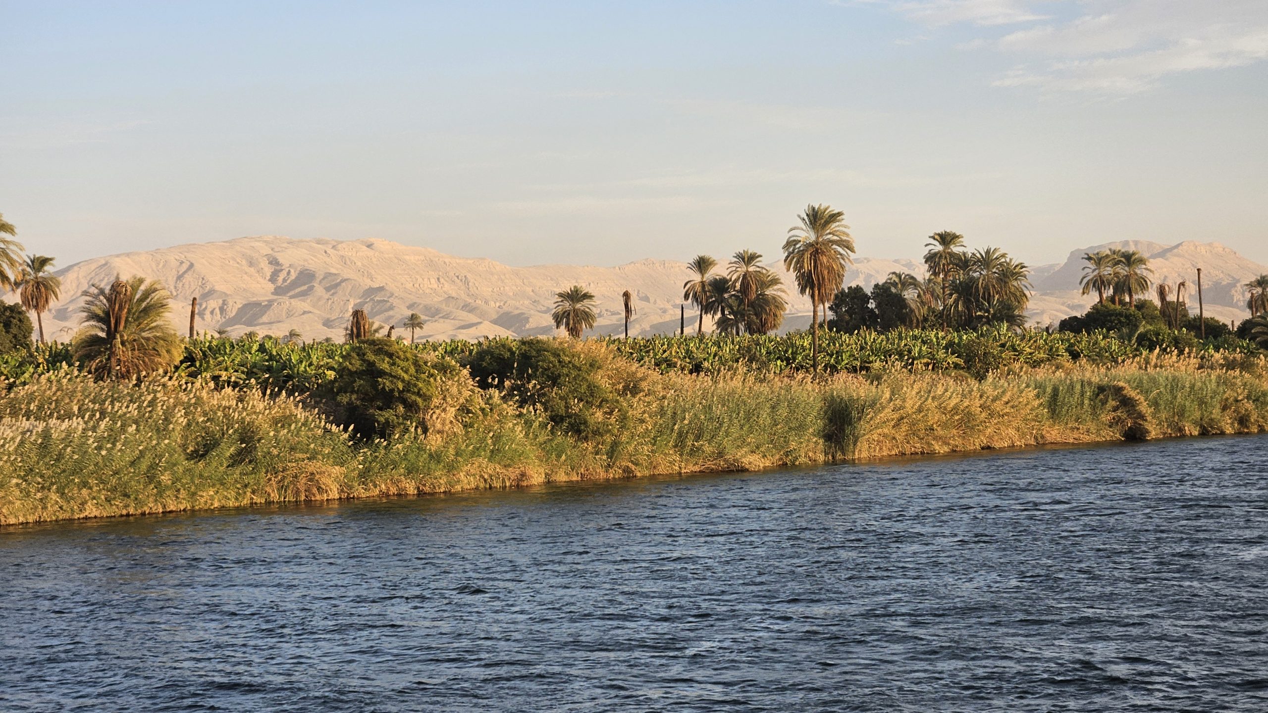 Le rive del Nilo sono ancora oggi in gran parte mobili, costituite da aree fangose molto fertili. Anche se le piene ormai non avvengono più, a causa della costruzione della Grande Diga di Assuan, il corso del fiume subisce ancora minime variazioni.