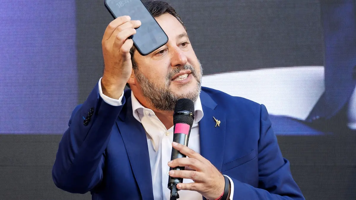 Il vicepremier leghista Matteo Salvini ha tuonato contro il segretario della Nato Stoltenberg: «O ritratta, o si scusa, o si dimette», ha detto riferendosi alle aperture sull'utilizzo delle armi da parte di Kiev.
