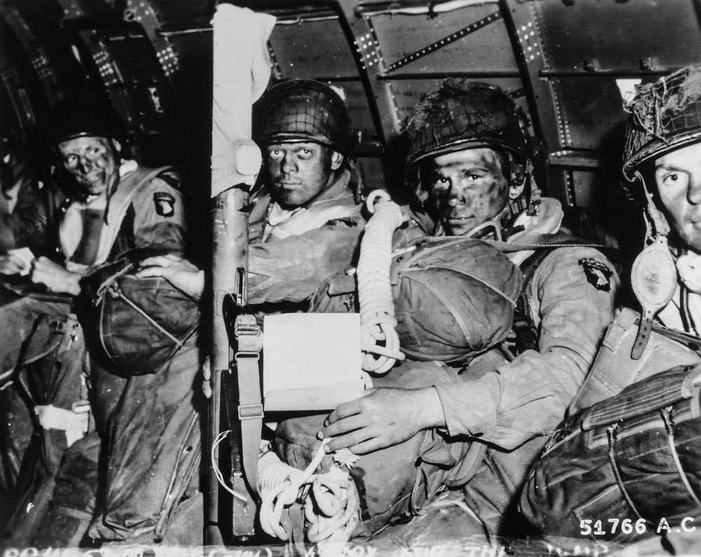 Alcuni paracadutisti della 101^ Divisione Aviotrasportata americana a bordo del loro aereo. La foto è stata scattata pochi minuti prima della loro partenza per la Normandia, la sera del 5 giugno 1944.