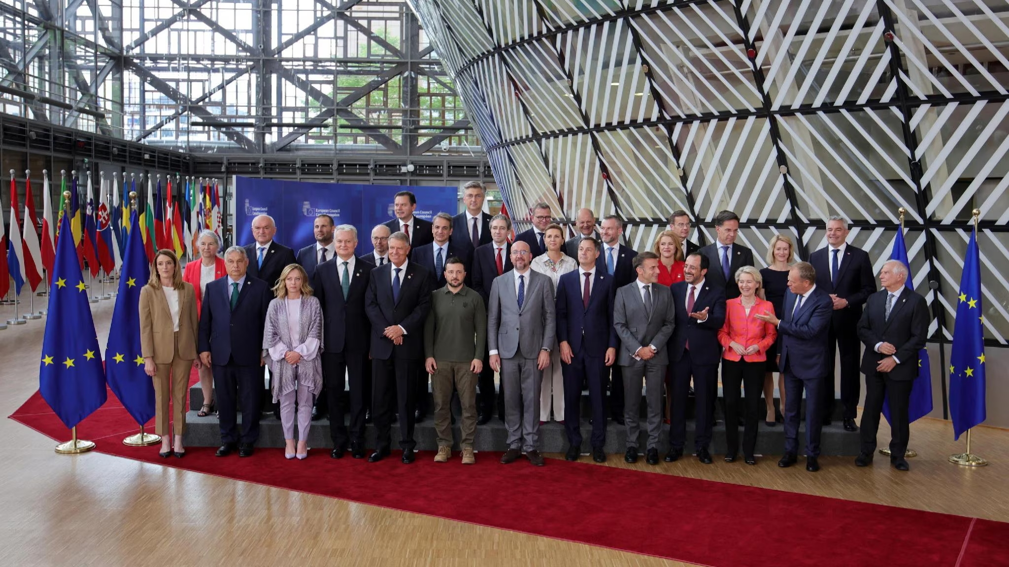 I leader dell'Unione posano per la foto ufficiale del Consiglio europeo del 27 giugno. Insieme a loro anche il presidente dell'Ucraina Volodymyr Zelensky