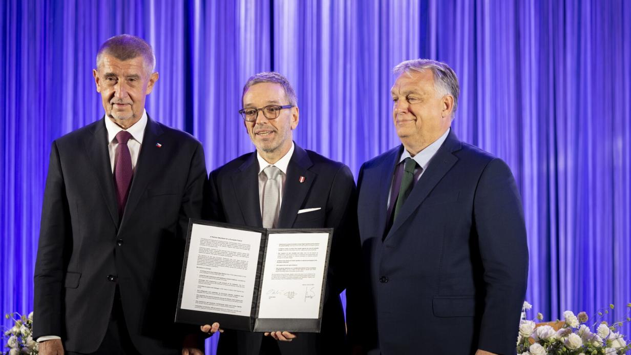 Da sinistra a destra Andrej Babiš, Herbert Kickl e Viktor Orbán, a Vienna, alla firma del "Manifesto Patriottico" che sancisce la nascita dei Patrioti per l'Europa