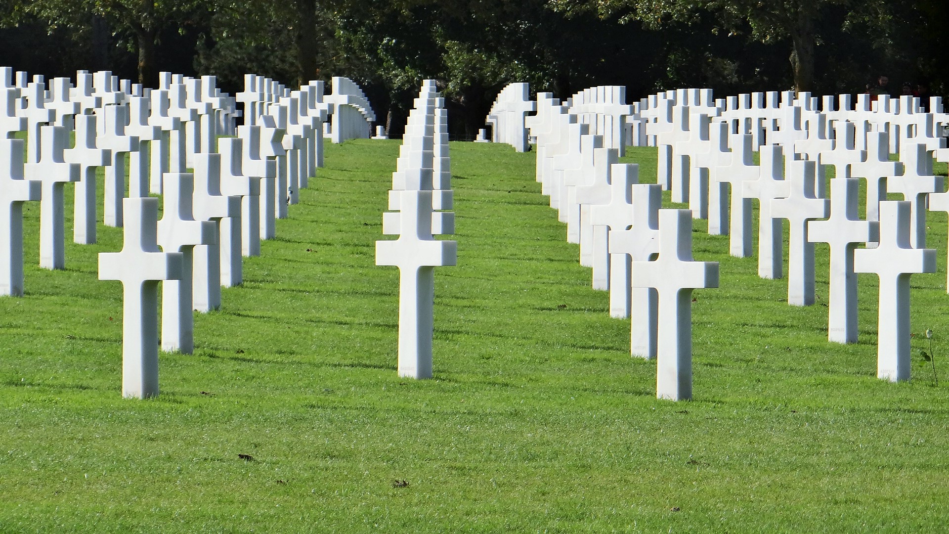 Alcune croci dell'enorme cimitero militare americano di Colleville-sur-Mer, subito a monte della spiaggia di Omaha. Il monumentale mausoleo ospita le salme di 9.387 militari statunitensi morti durante il D-Day e le settimane successive.