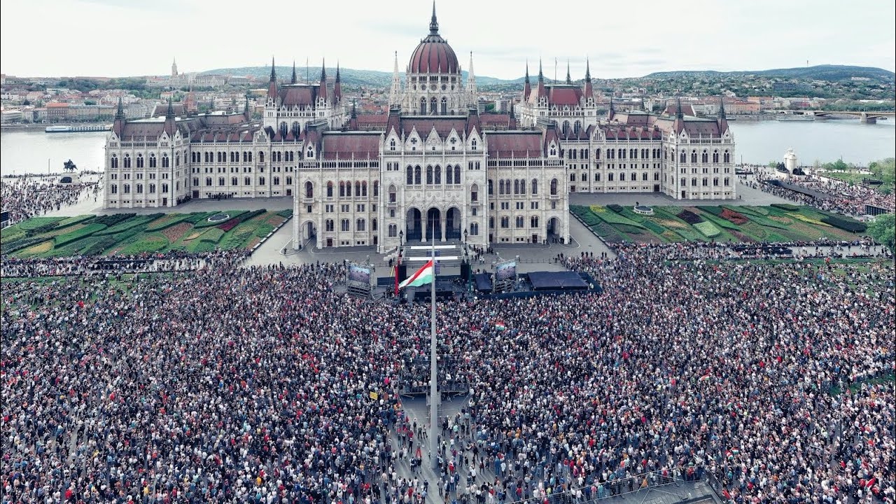L'enorme folla davanti al parlamento di Budapest durante la manifestazione di aprile organizzata da Péter Magyar.