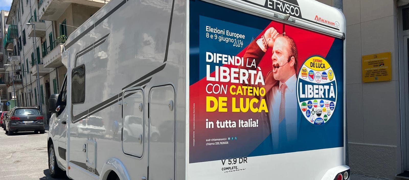 Il "Camper della Libertà" con cui Cateno De Luca sta girando l'Italia