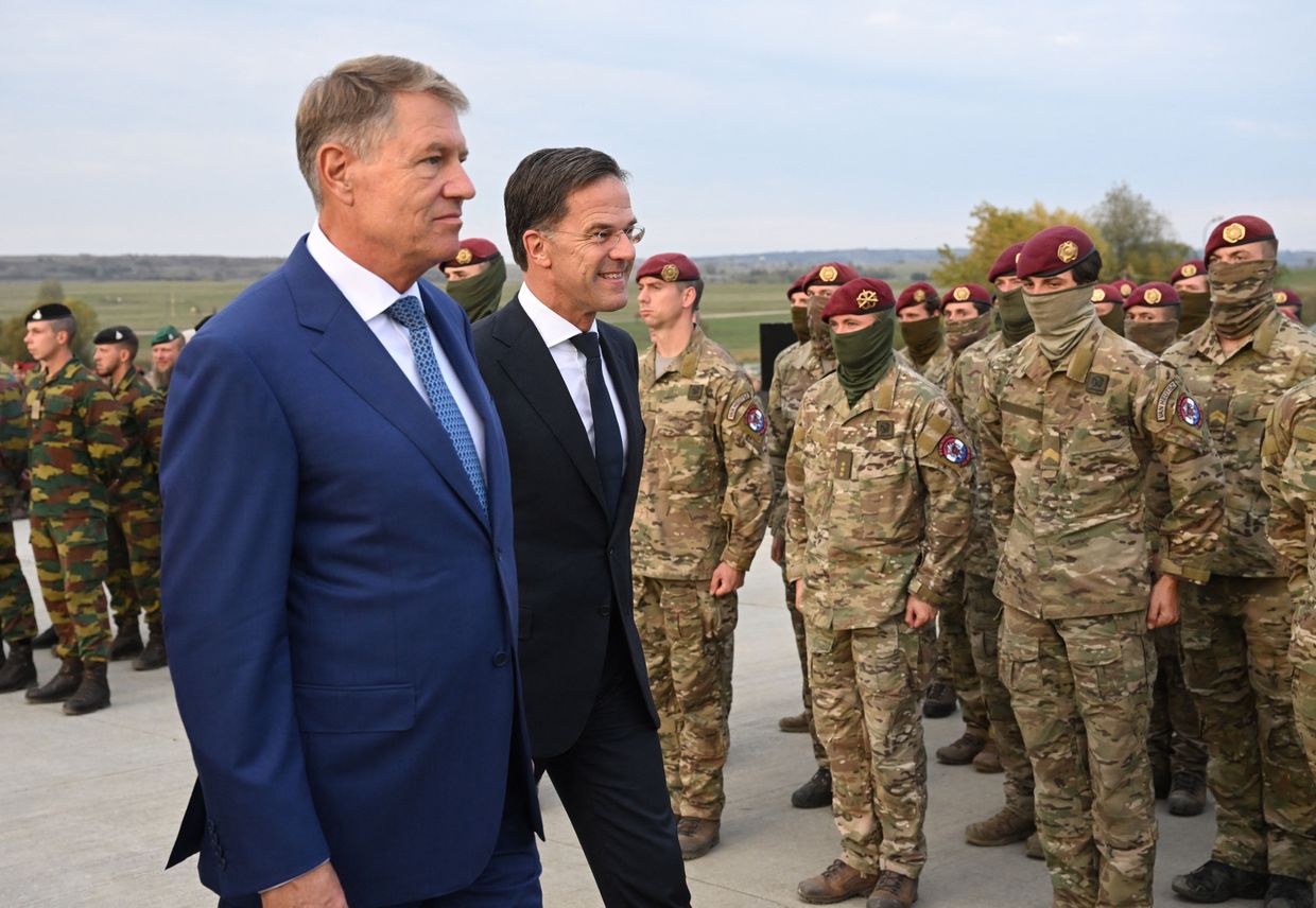 Il presidente della Romania Klaus Iohannis (a sinistra) e Mark Rutte (a destra) passano in rassegna personale militare NATO in Romania. La sfida tra i due per la guida dell'Alleanza si è chiusa con il ritiro di Iohannis.