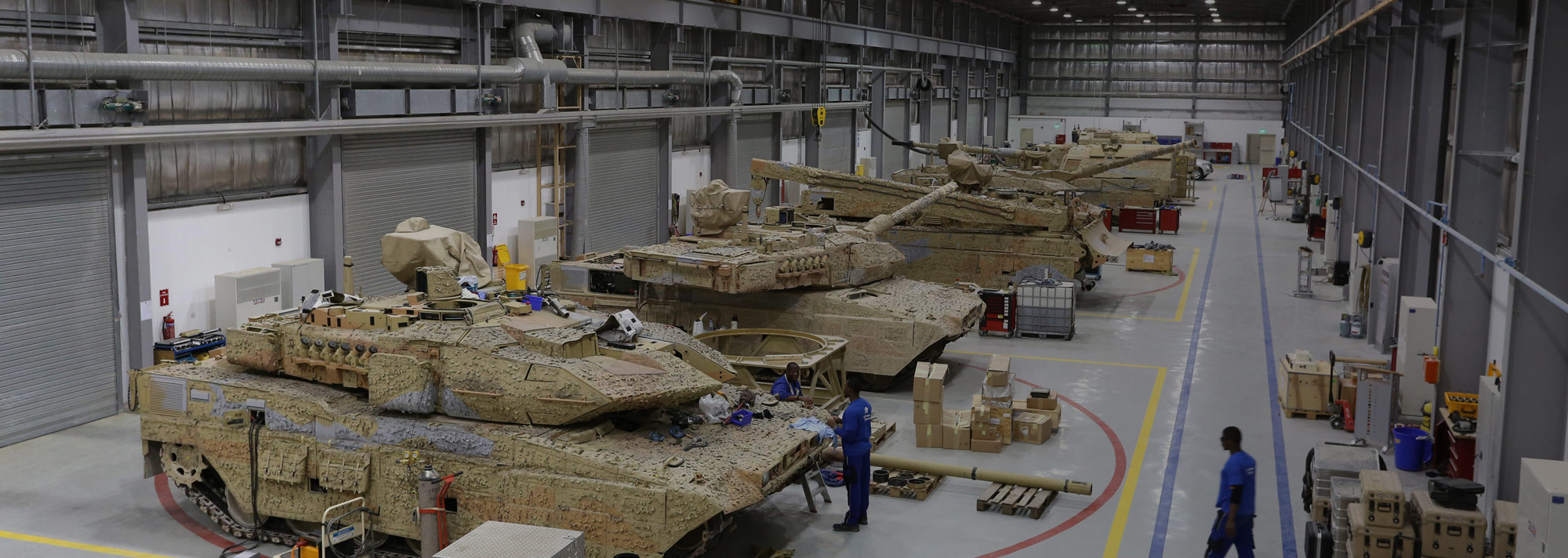 Carri armati Leopard 2 in una fabbrica del consorzio KNDS. Per i franco-tedeschi anche i veicoli italiani sarebbero dovuti passare da qui.