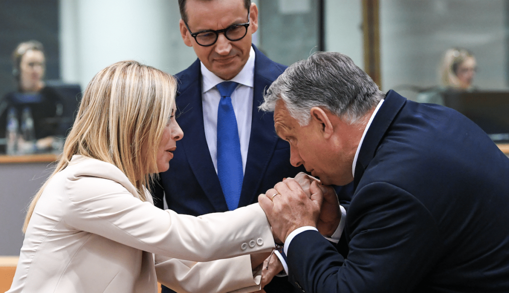 Il presidente ungherese Viktor Orbán bacia la mano della premier italiana Giorgia Meloni il 29 giugno 2023, nei giorni del vertice del Consiglio europeo
