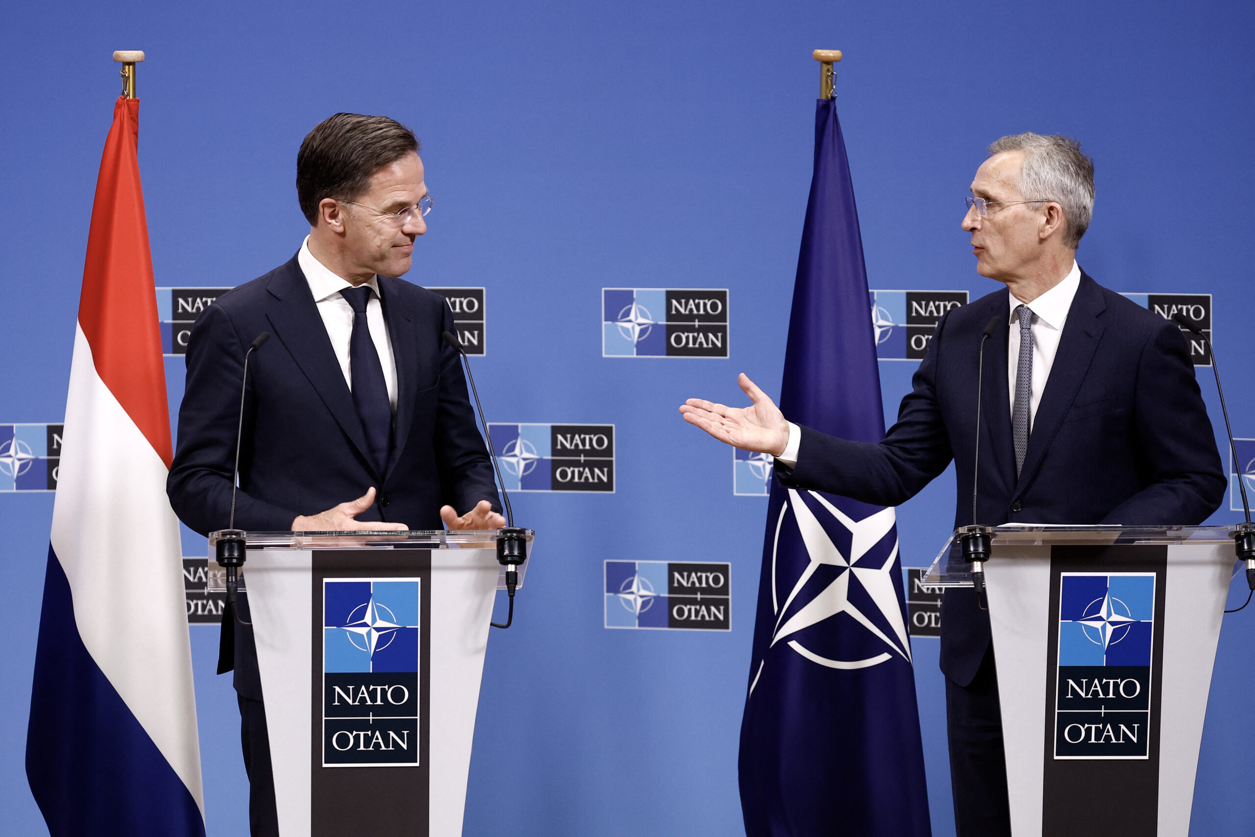 Il premier olandese Mark Rutte (a sinistra) con il Segretario generale della NATO Jens Stoltenberg (a destra), durante un meeting in Belgio.