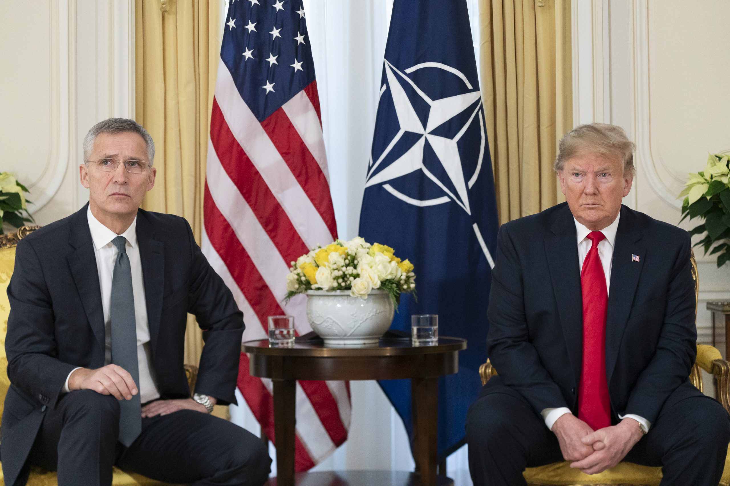 Il Segretario generale NATO uscente, Jens Stoltenberg, con l'ex-presidente americano Donald Trump. Il rapporto tra i due, pur teso, è sempre stato segnato da tentativi di pacificazione.