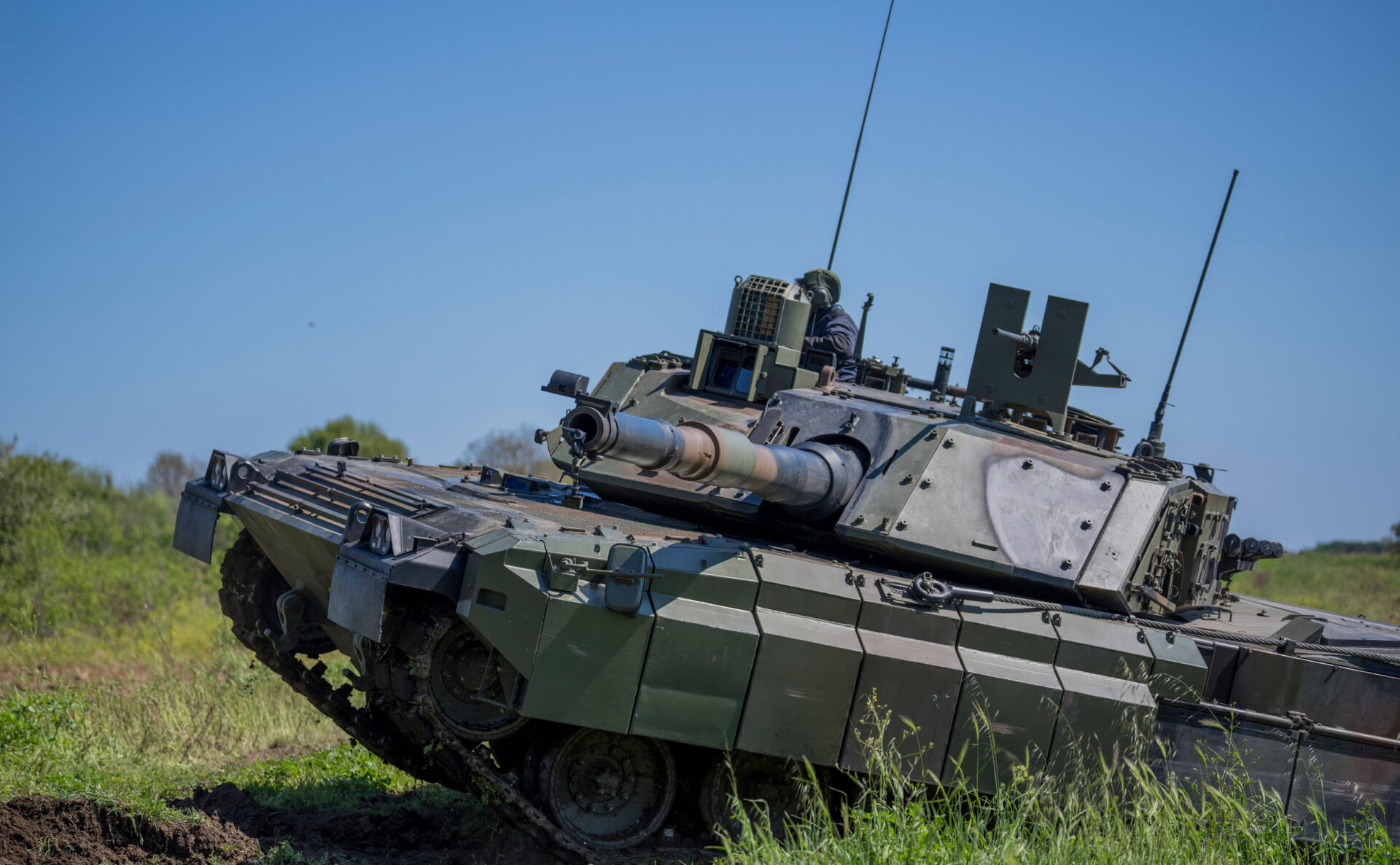 Il carro armato Ariete, attualmente in fase di modernizzazione, resterà in linea ancora molti anni ma ha urgente bisogno di affiancamento da parte di un mezzo più moderno. Doveva essere il Leopard 2, ma l'accordo con KNDS è saltato.
