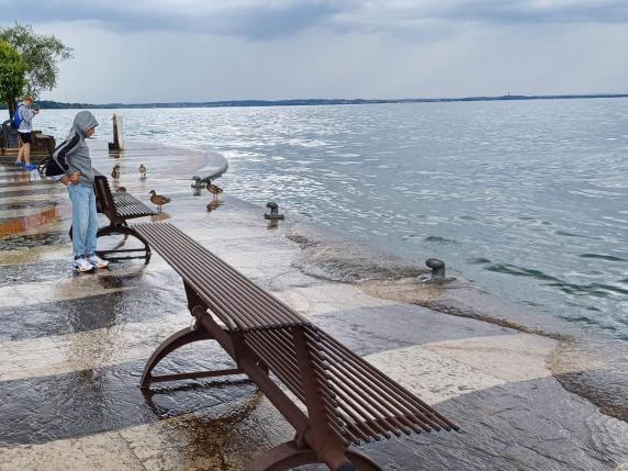 Il Lago di Garda al limite di riempimento a Lazise (VR)